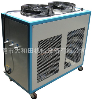 小巧玲瓏的小型冷水機(jī)